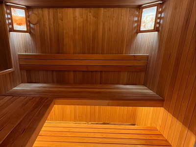 Баня из ольхи с декором потолка