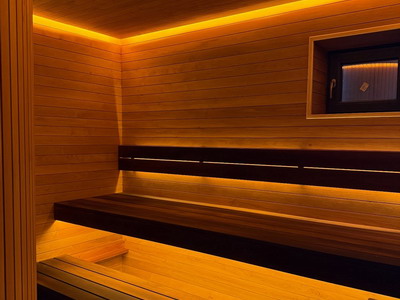 Баня с полукруглой стеной и подсветкой