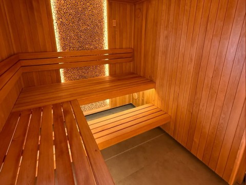 Баня из ольхи с декором из гималайской соли - Фото проекта