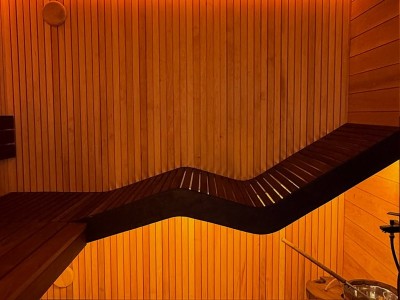 Баня с анатомической изогнутой лавкой