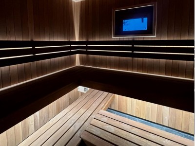 Классическая сауна с холодным освещением