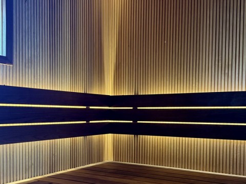 Светлая сауна с реечной вагонкой из ольхи - Фото проекта