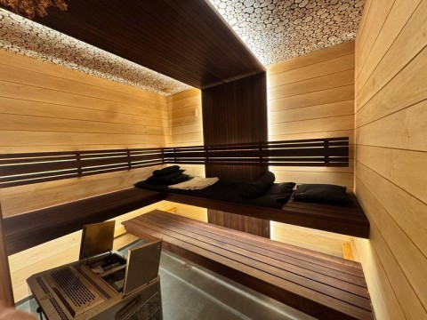 Стильная сауна из ольхи и термо вагонки - Фото проекта