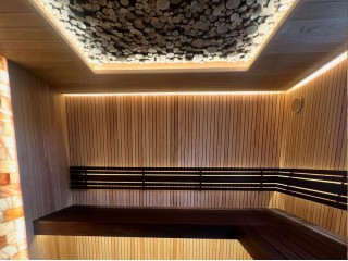 Баня из ольхи с панно из соли и можжевельника