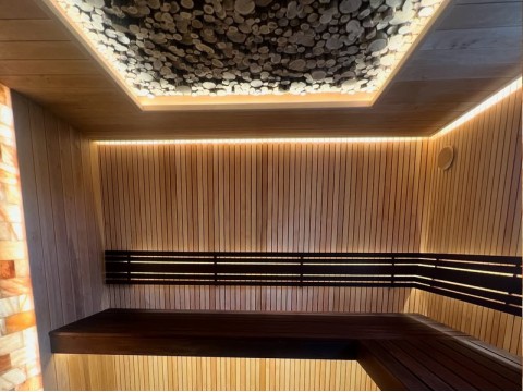 Баня из ольхи с панно из соли и можжевельника - Фото проекта